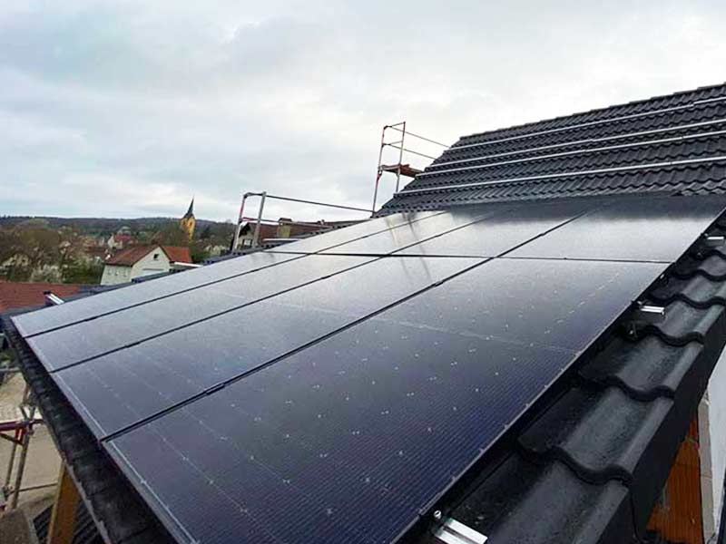 Neue Solaranlage auf dem Dach, montiert von den Handwerkern von Ullrich Immobilien und Invest